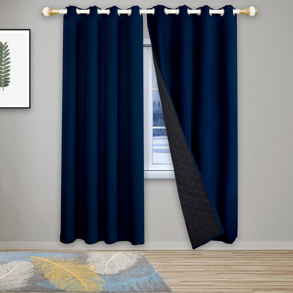 Rideau thermique matelassé 3 couches à doublure noire – Bleu marine – mise en situation