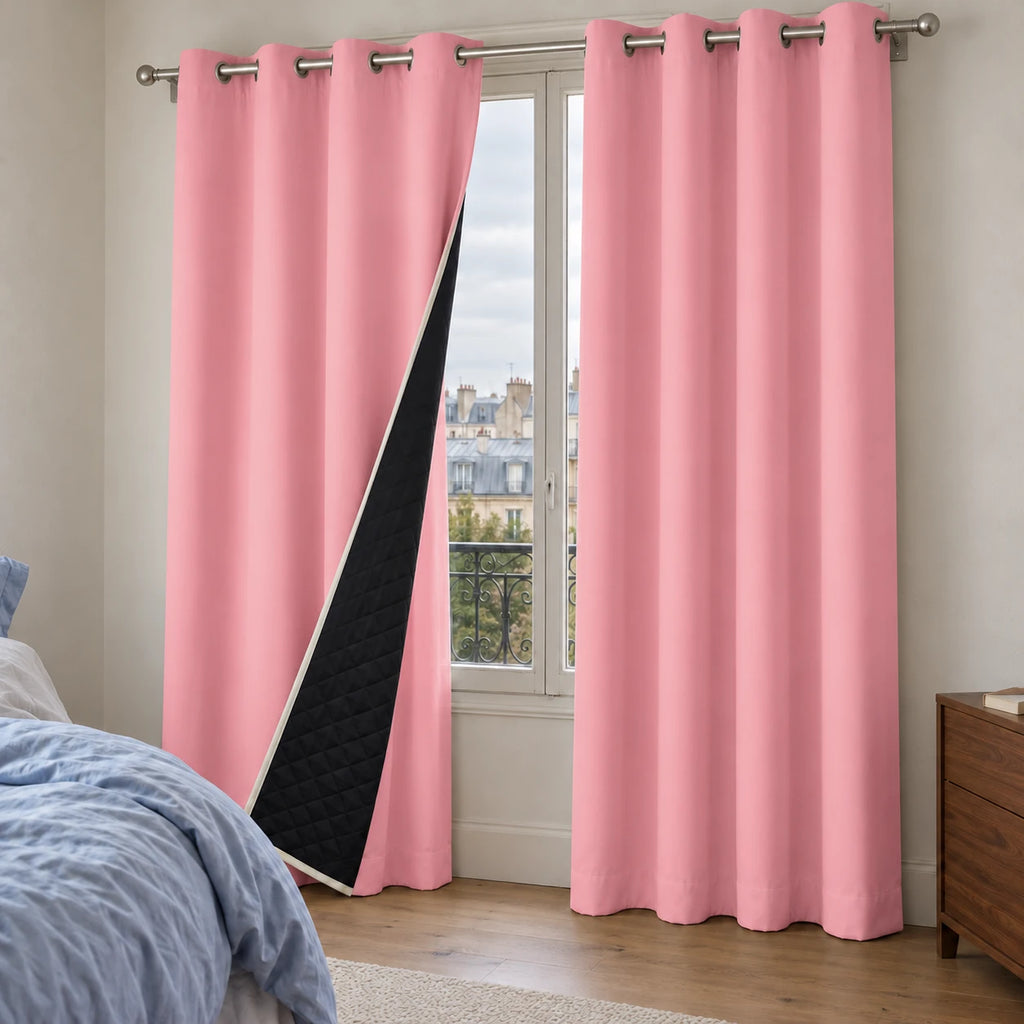 Rideau thermique rose à œillets dans une chambre, avec le revers noir matelassé visible.