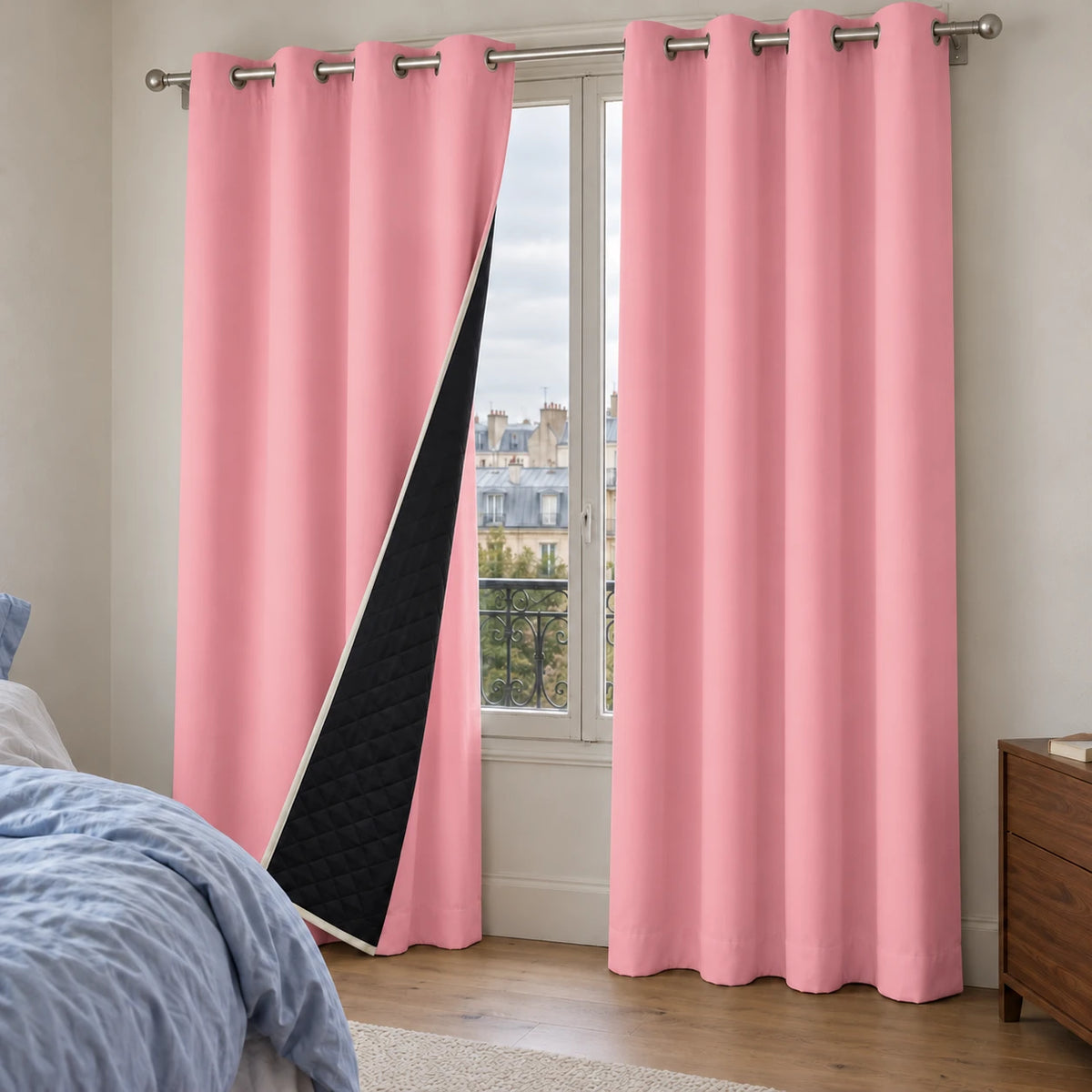Rideau thermique rose à œillets dans une chambre, avec le revers noir matelassé visible.