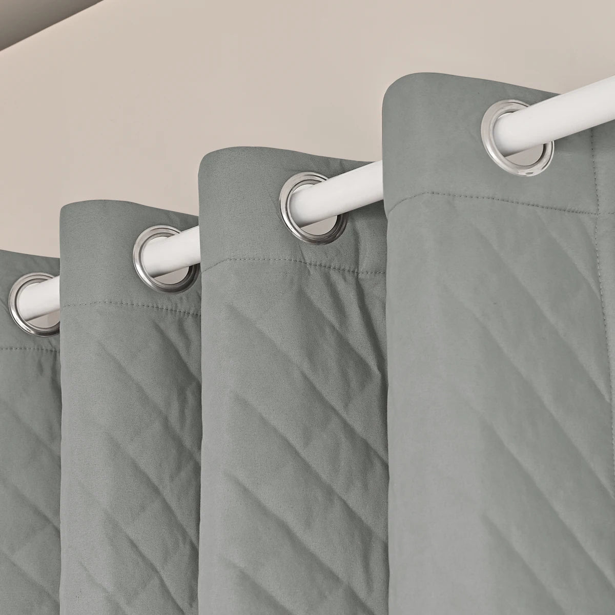 Rideau thermique ouatiné à dos matelassé et œillets – Gris clair – détail tête