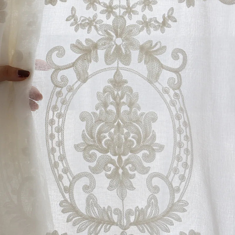 Voilage brodé blanc à médaillons floraux – Blanc brodé – détail tissu