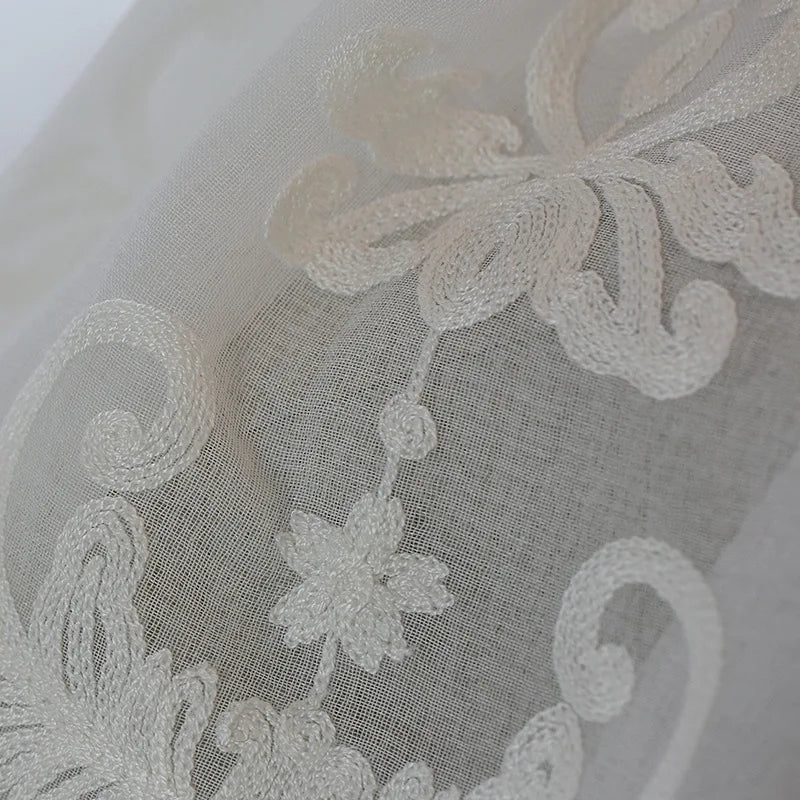 Voilage brodé blanc à médaillons floraux – Blanc brodé – détail tissu
