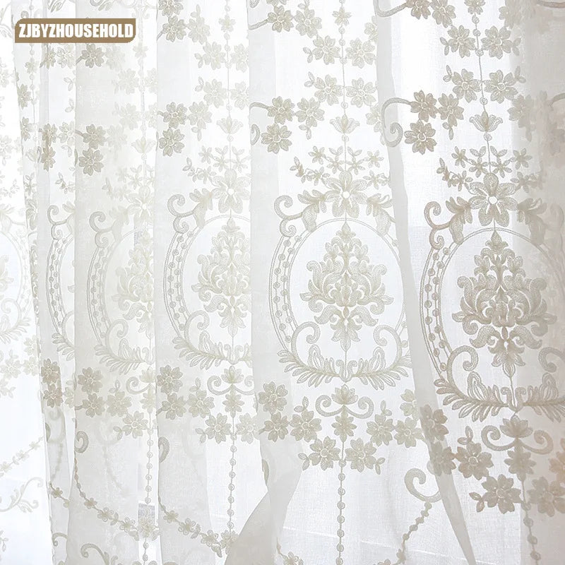 Voilage brodé blanc à médaillons floraux – Blanc brodé – détail tissu