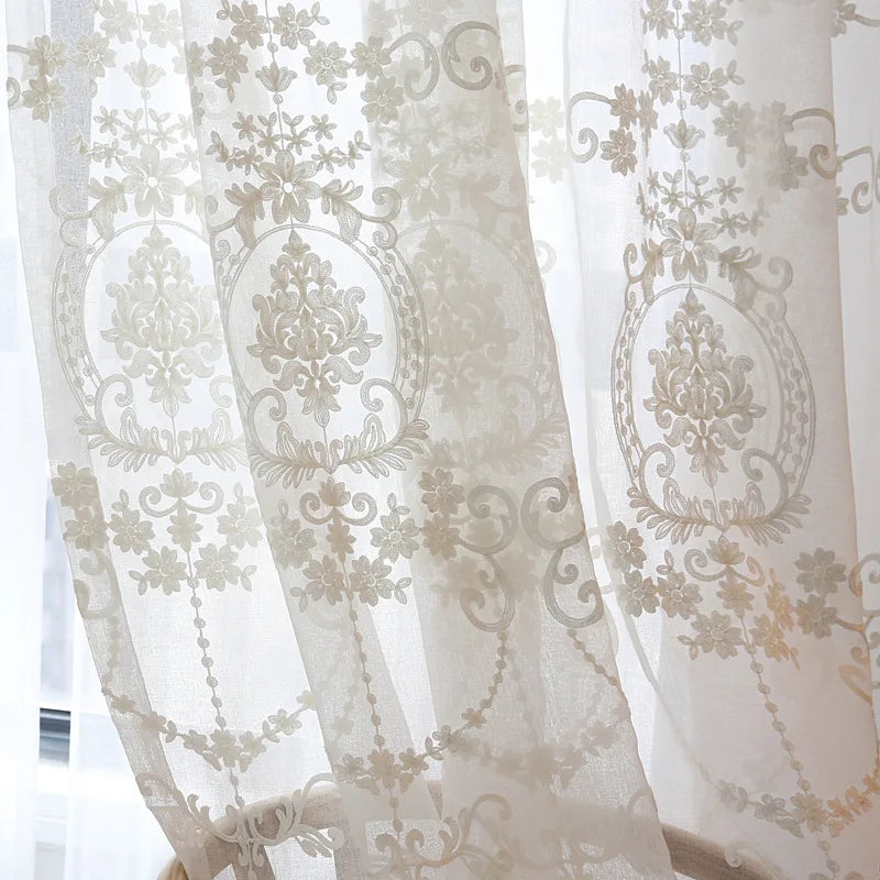 Voilage brodé blanc à médaillons floraux – Blanc brodé – vue entière