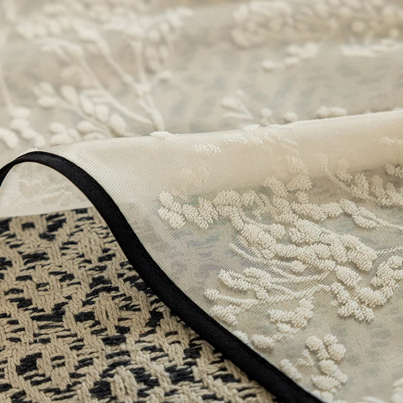 Voilage brodé écru à liseré noir – Écru brodé, liseré noir – détail tissu