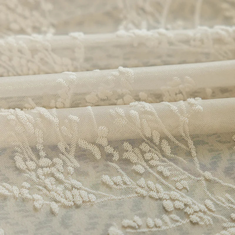 Voilage brodé écru à liseré noir – Écru brodé, liseré noir – détail tissu
