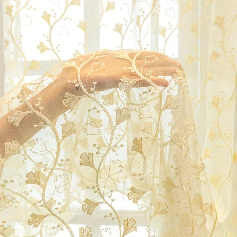Voilage brodé feuilles de ginkgo à œillets – Beige – détail tissu