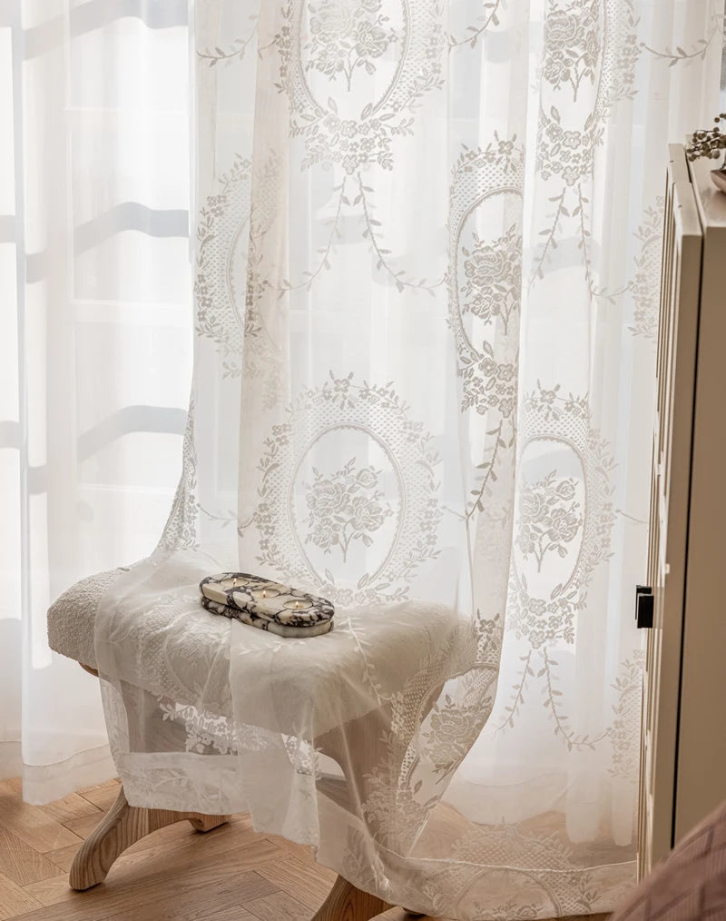 Voilage dentelle brodée de roses blanc – Blanc – mise en situation