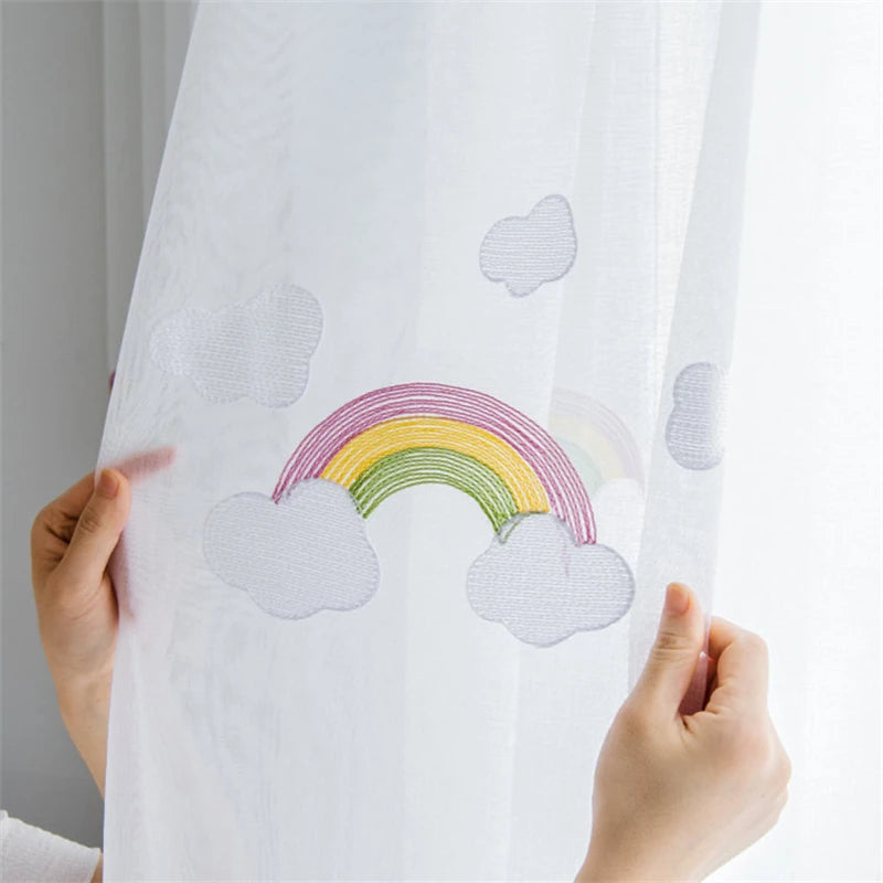 Voilage enfant brodé arcs-en-ciel pastel et nuages – vue complémentaire 4