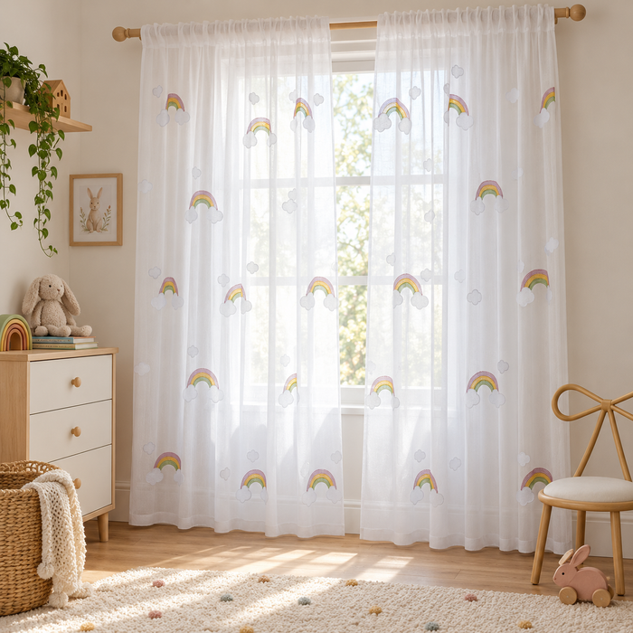 Voilage enfant brodé arcs-en-ciel pastel et nuages – vue principale en décor