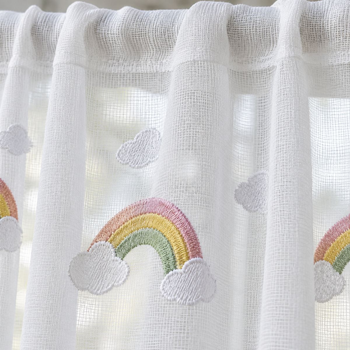 Voilage enfant brodé arcs-en-ciel pastel et nuages – détail de la matière