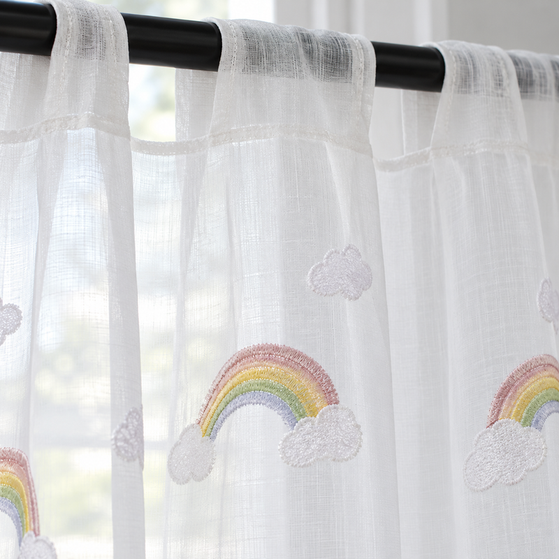 Voilage enfant brodé arcs-en-ciel pastel et nuages – détail des finitions
