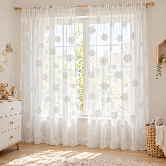 Voilage enfant brodé nuages blancs – vue principale en décor