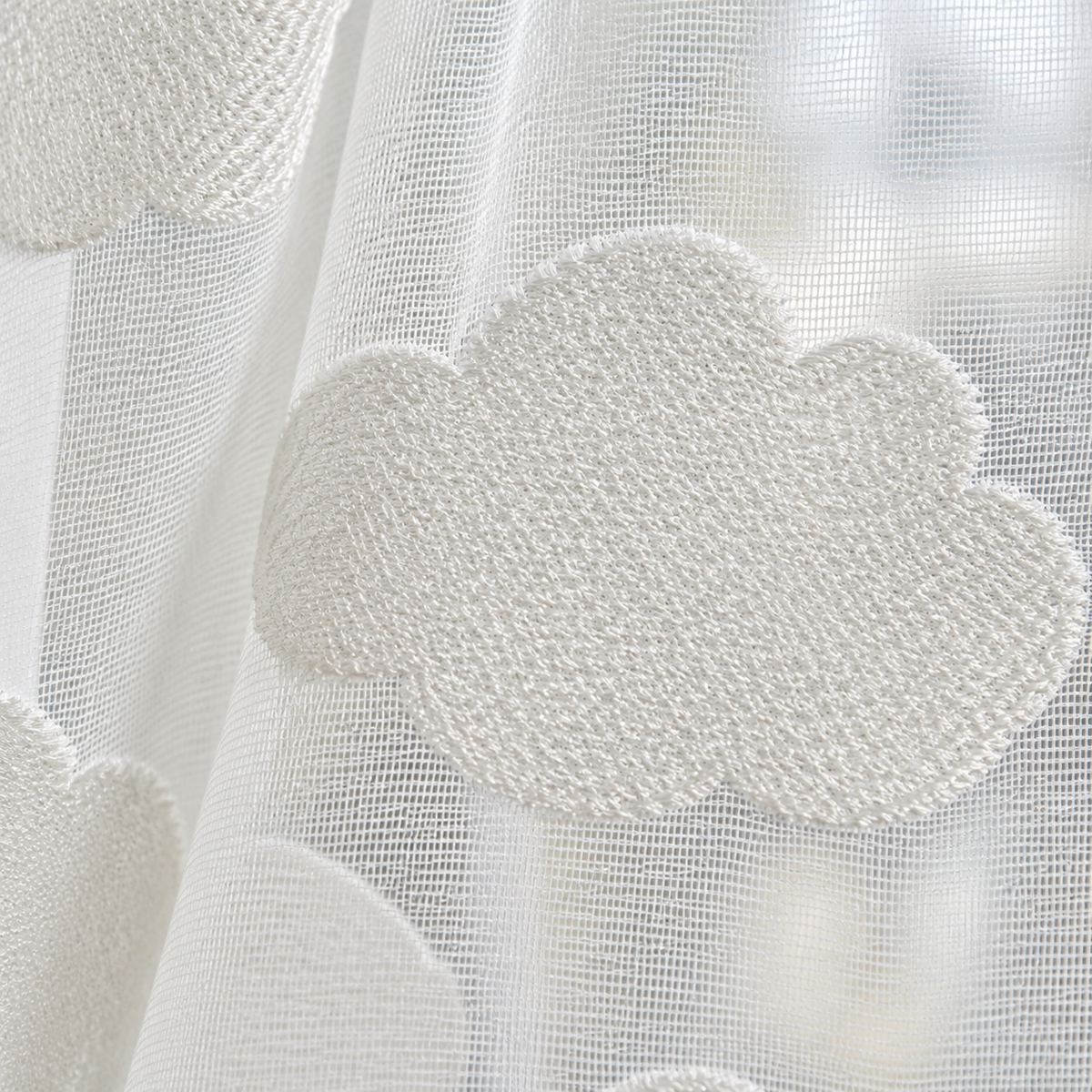 Voilage enfant brodé nuages blancs – détail de la matière