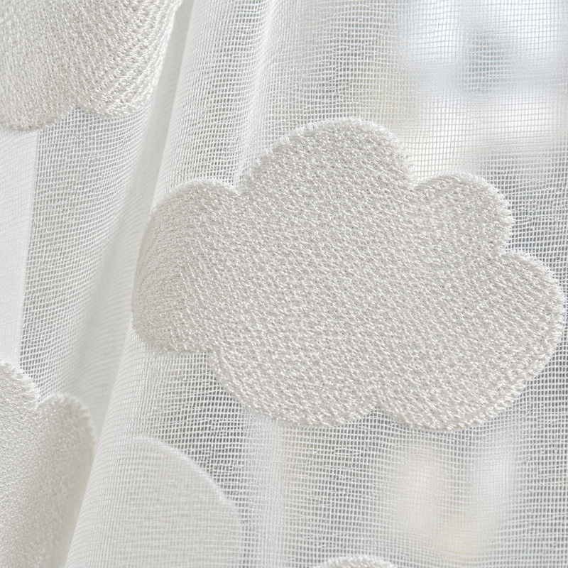 Voilage enfant brodé nuages blancs – détail de la matière