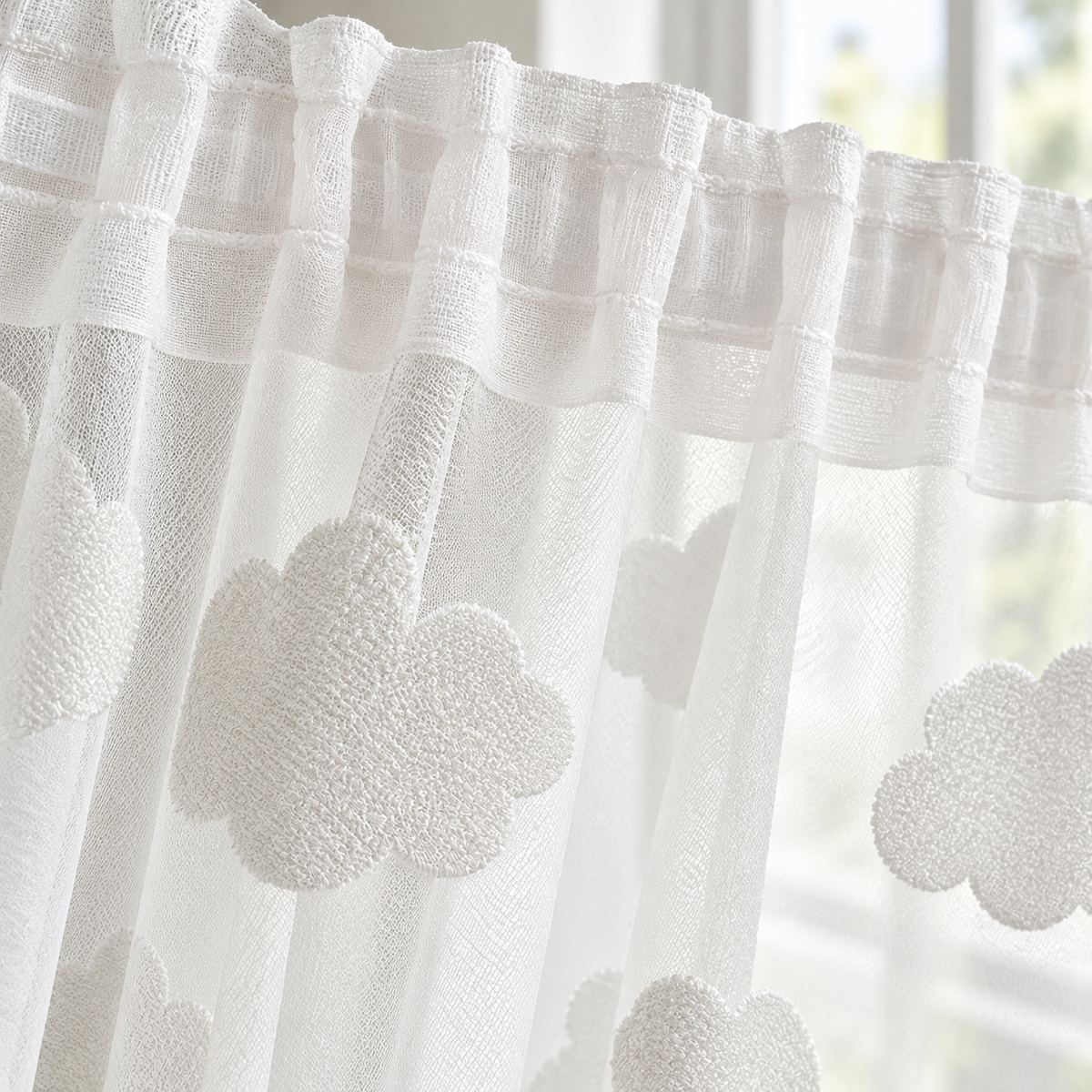 Voilage enfant brodé nuages blancs – détail des finitions