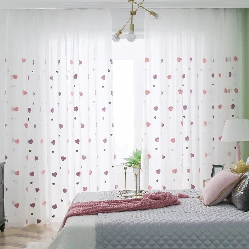Voilage enfant brodé petits cœurs – détail du tissu ou de la finition