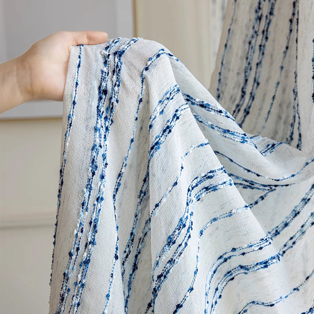 Voilage flammé à rayures bleues ou brunes – Blanc rayé bleu – détail tissu (main tenant le voilage, rayures flammées bleues) – image principale et image couleur Bleu